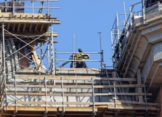 Czy pracując za granicą trzeba to zgłosić do urzędu skarbowego?