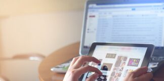 Jak zasilić tablet na ścianie?